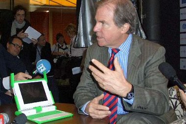Nicholas Negroponte mit Bildungslaptop XO (Foto: wp)