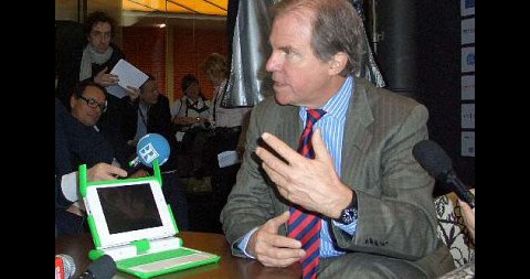 Nicholas Negroponte mit Bildungslaptop XO (Foto: wp)