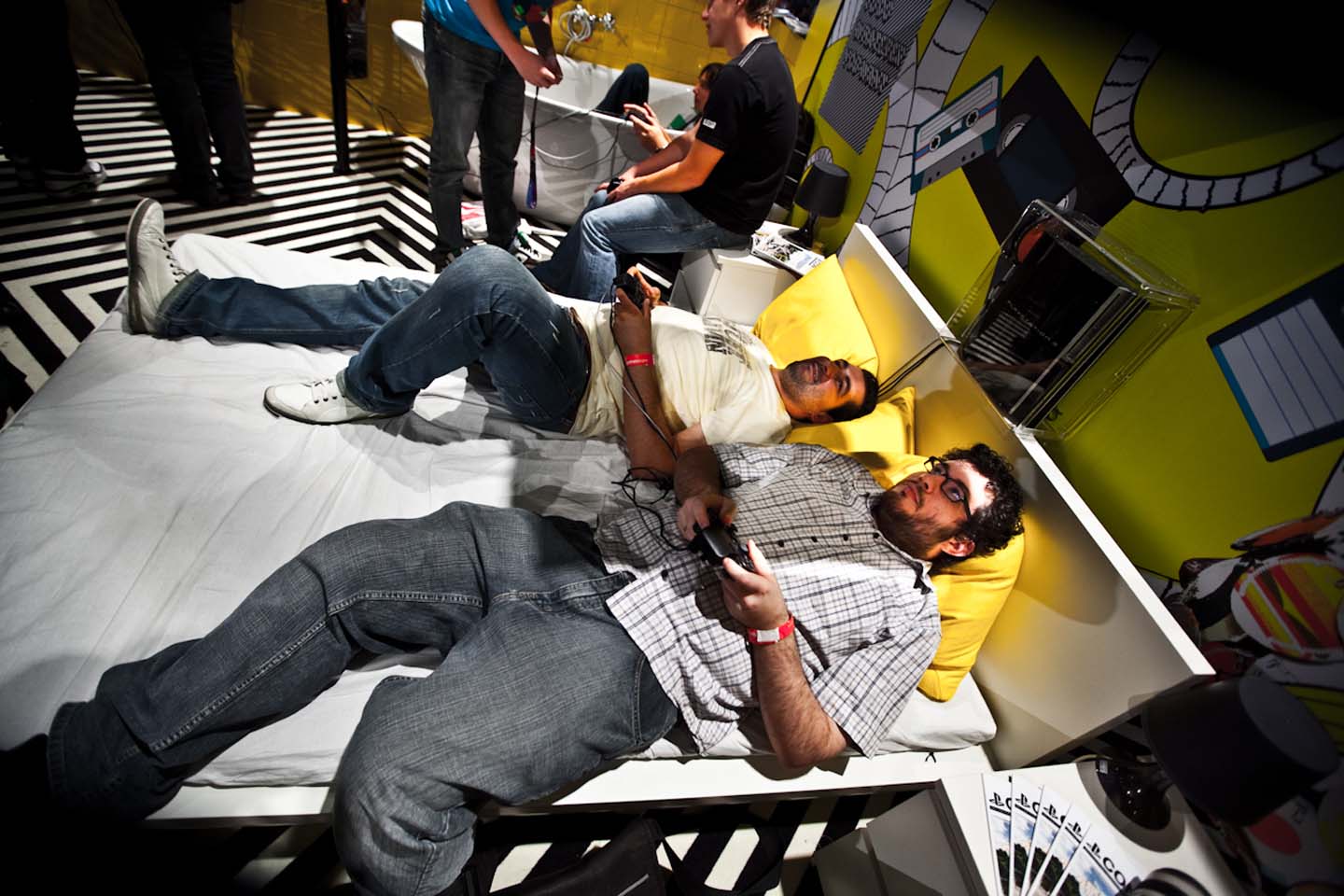 Wer es sich leisten kann, hat in jedem Zimmer seiner Wohnung eine Konsole mit Screen. (Foto: Maximilian Knop)