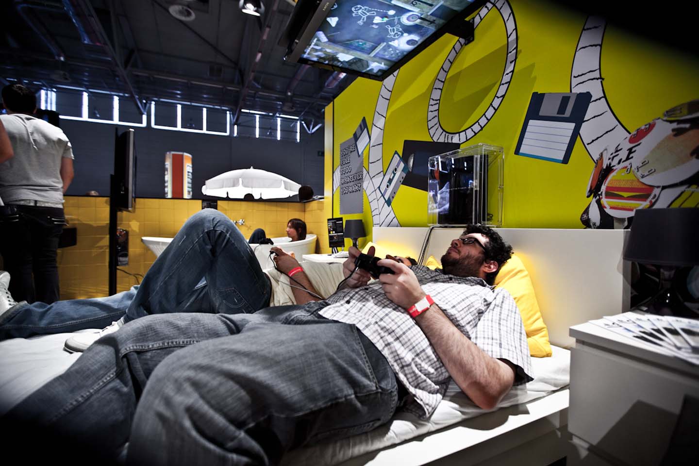 Entspanntes Spielen im Bett (Foto: Maximilian Knop)