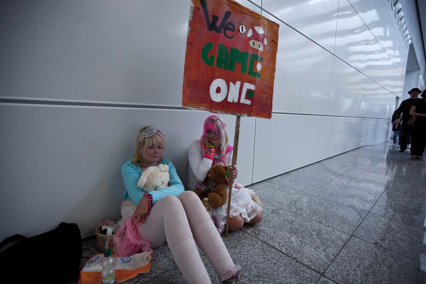 Zwei Fans warten auf ihre (realen) Helden von MTV Game One. (Foto: Maximilian Knop)