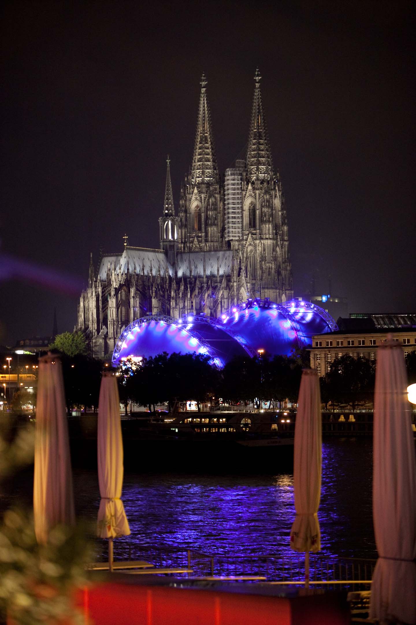 Kölner Dom: Zum zweiten Mal war die Stadt Köln Treffpunkt für Branchenvertreter, Entwickler und Fans der Gamescom. Unmittelbar neben dem Messegelände kann man abends nach einem schweren Messetag einen Blick auf den Kölner Dom werfen. (Foto: Maximilian Knop)