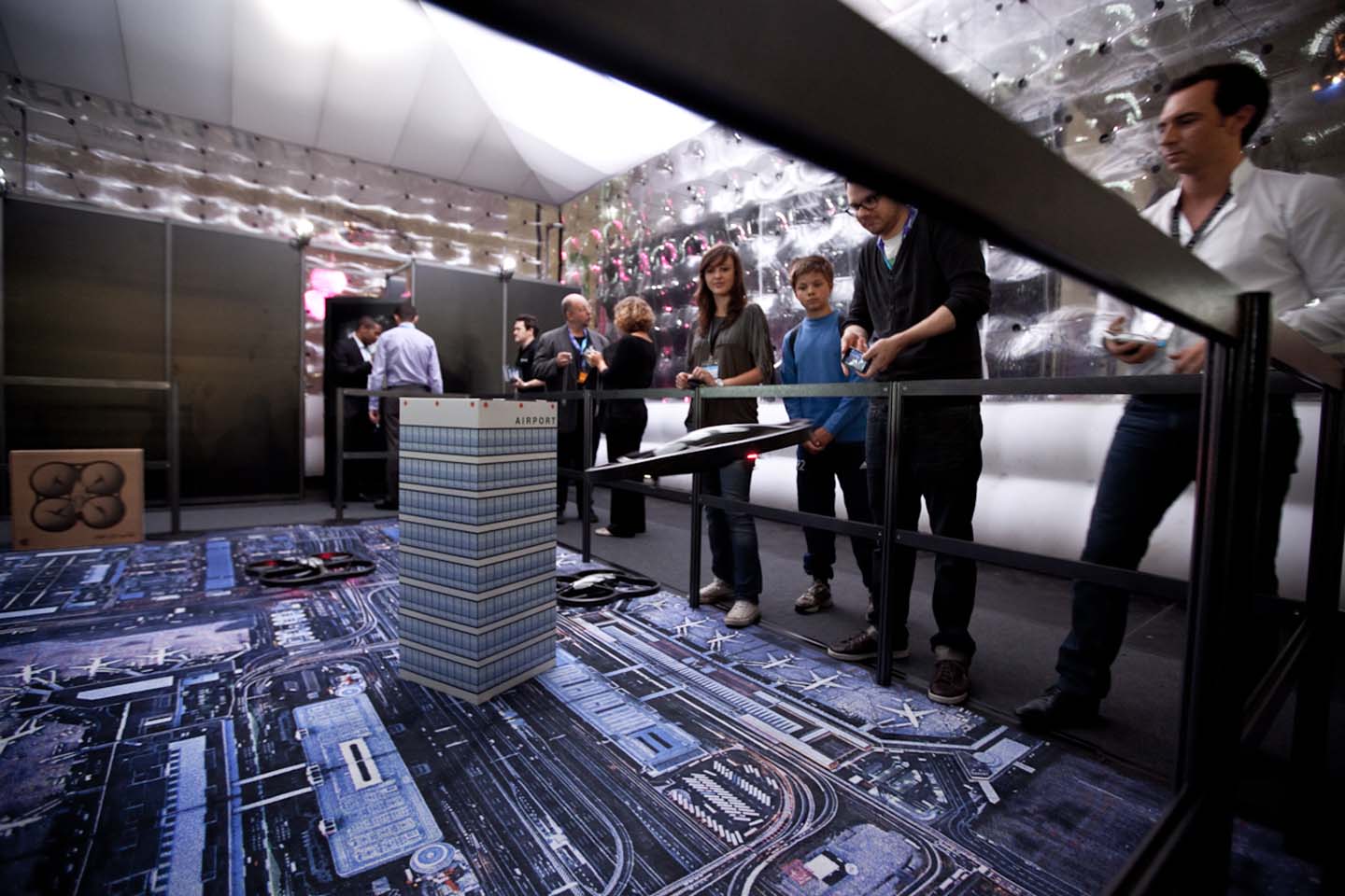 In einem geschlossenem Raum konnten Testpiloten ihre Flugkünste unter Beweis stellen und die Parrot Drone mittels iPhone steuern. (Foto: Maximilian Knop)