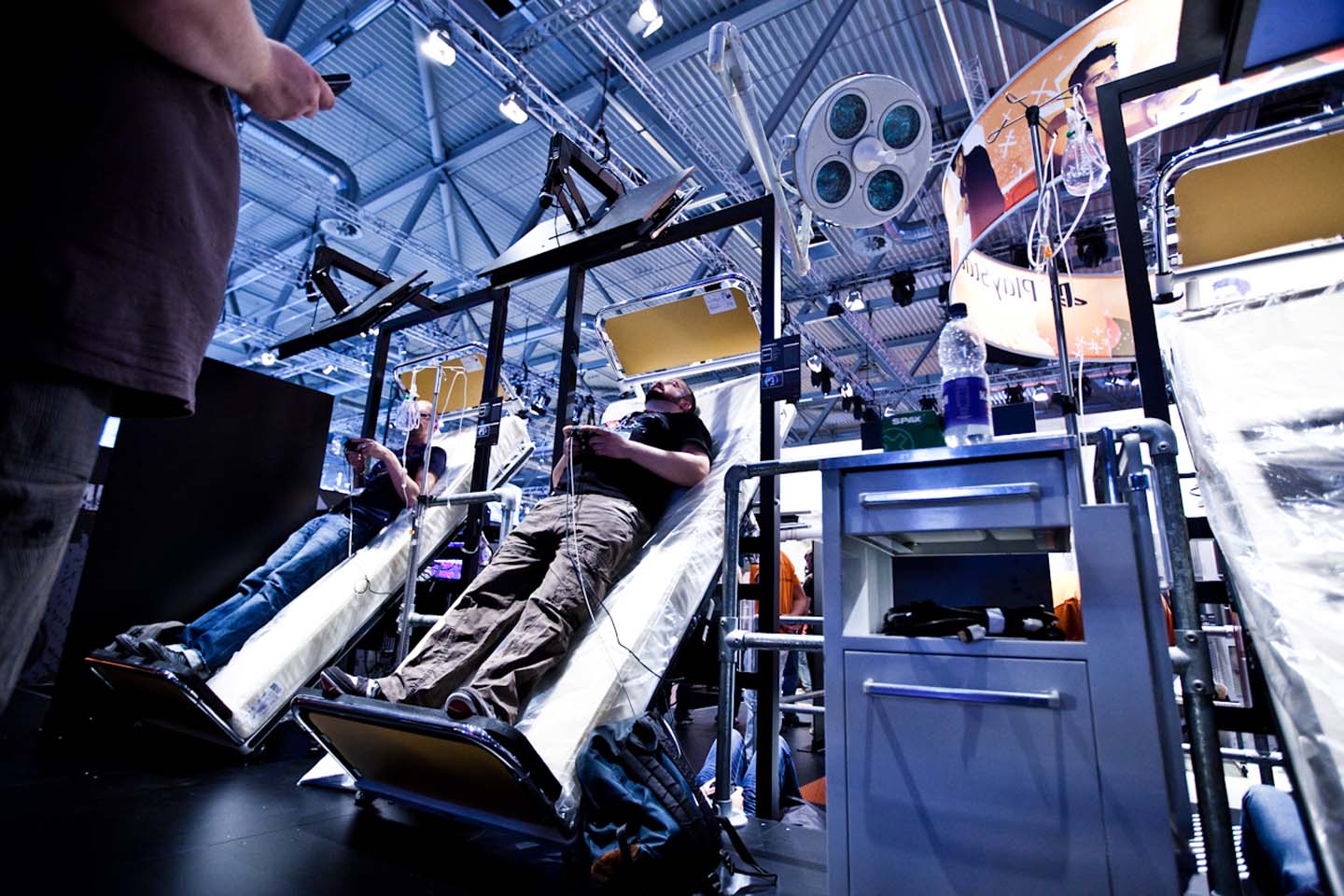 Liegend spielen. Ob es von Sony das Spielen auf Krankenschein gibt, ist nicht bekannt... (Foto: Maximilian Knop)