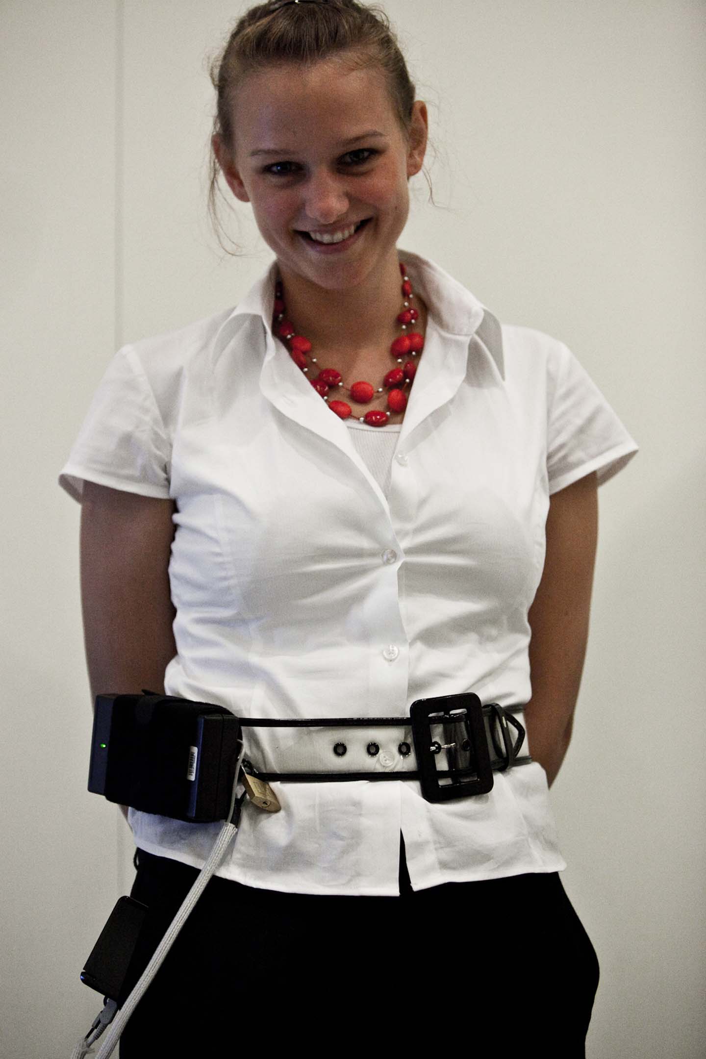 So mussten die Prototypen des 3DS gesichert werden: Neben dem Akkupack am Gürtel hängt der Handheld an zwei Kabeln: einem Strom- und dem Sicherungskabel. (Foto: Maximilian Knop)