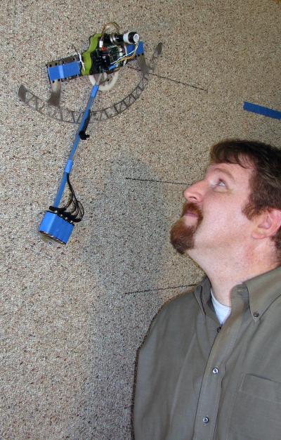 Entwickler William Provancher schaut Rocr beim Klettern zu. (Foto: Mark Fehlberg/ University of Utah)