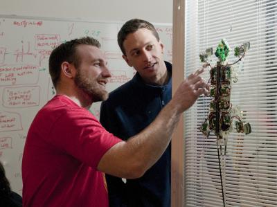 Stickybot und seine Konstrukteure (Foto: Stanford University)