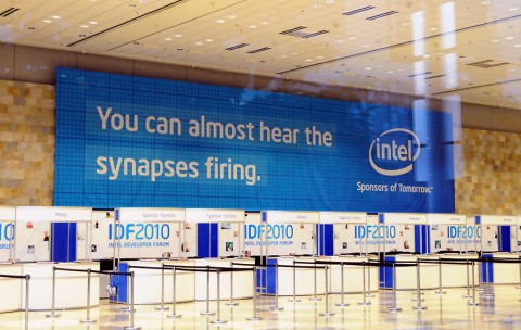 Das Willkommensbanner &uuml;ber den noch leeren Theken