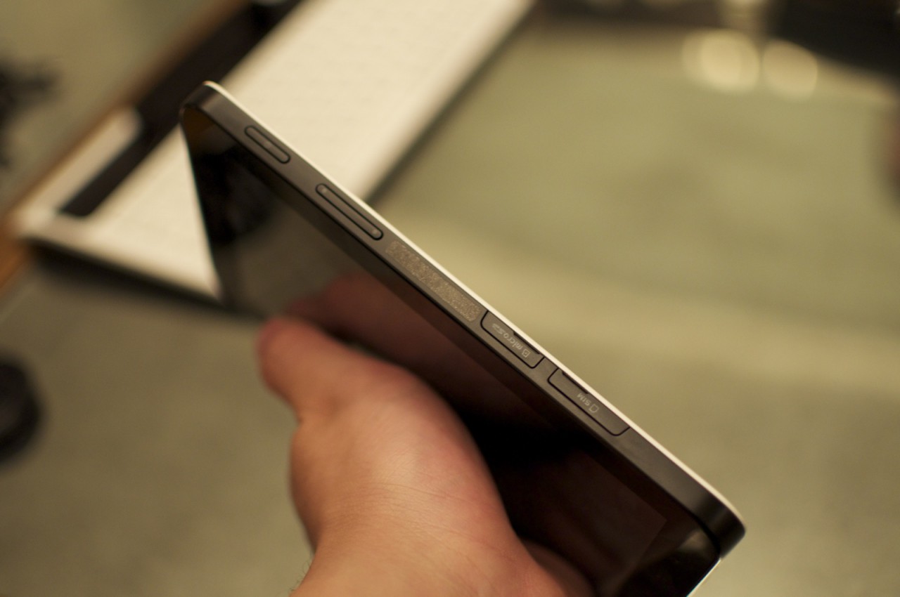 SIM-Kartenslot und der Schacht für die Micro-SDHC-Karte