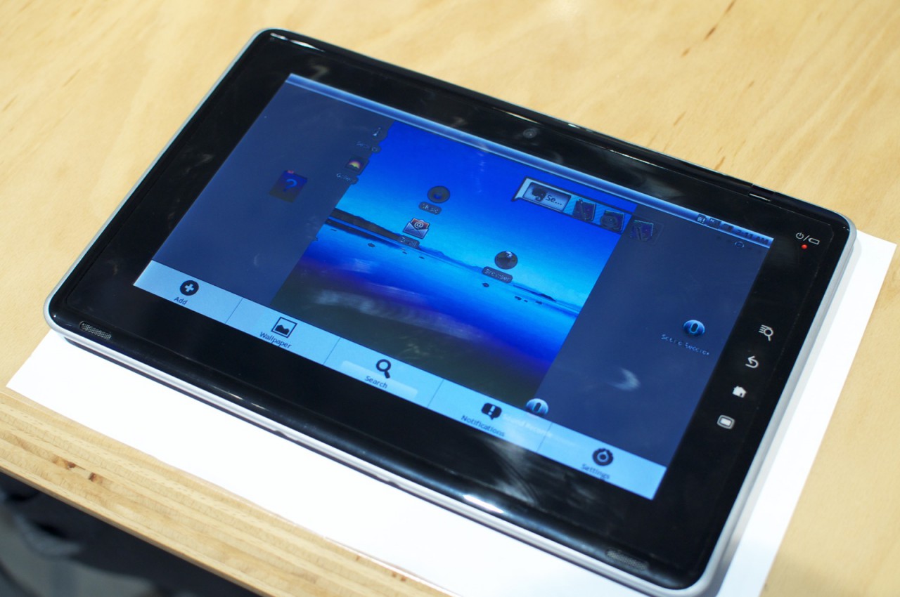 ... aber wehe der Anwender schaut von unten. Ein winkelabhängiges TN-Panel gehört nicht in ein Tablet.