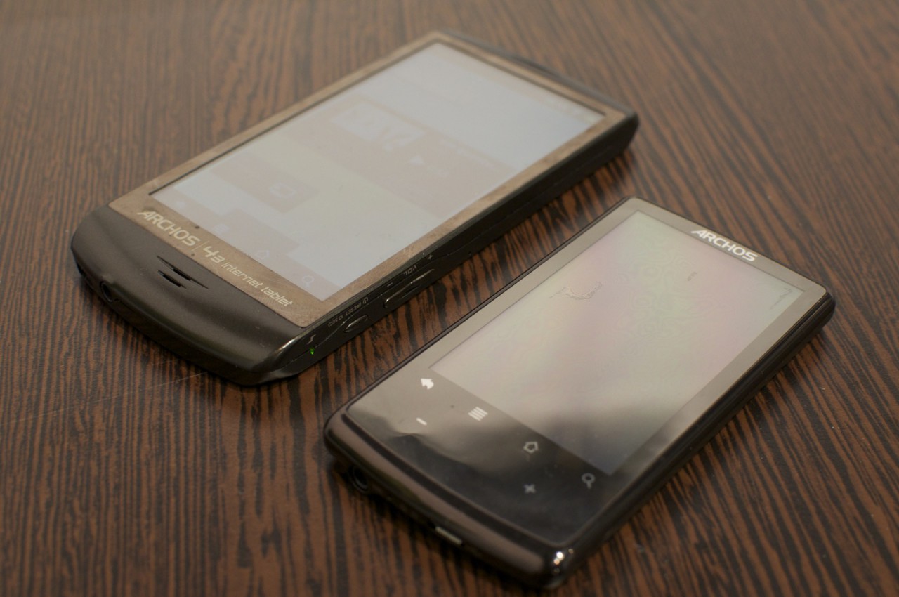 Archos 32 und 43 nebeneinander. Auf den Geräten ist eine Folie, sie arbeiten mit resistivem Touchscreen.