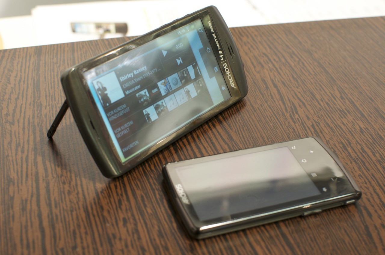 Dank einer Stütze kann der Archos 43 aufrecht benutzt werden.