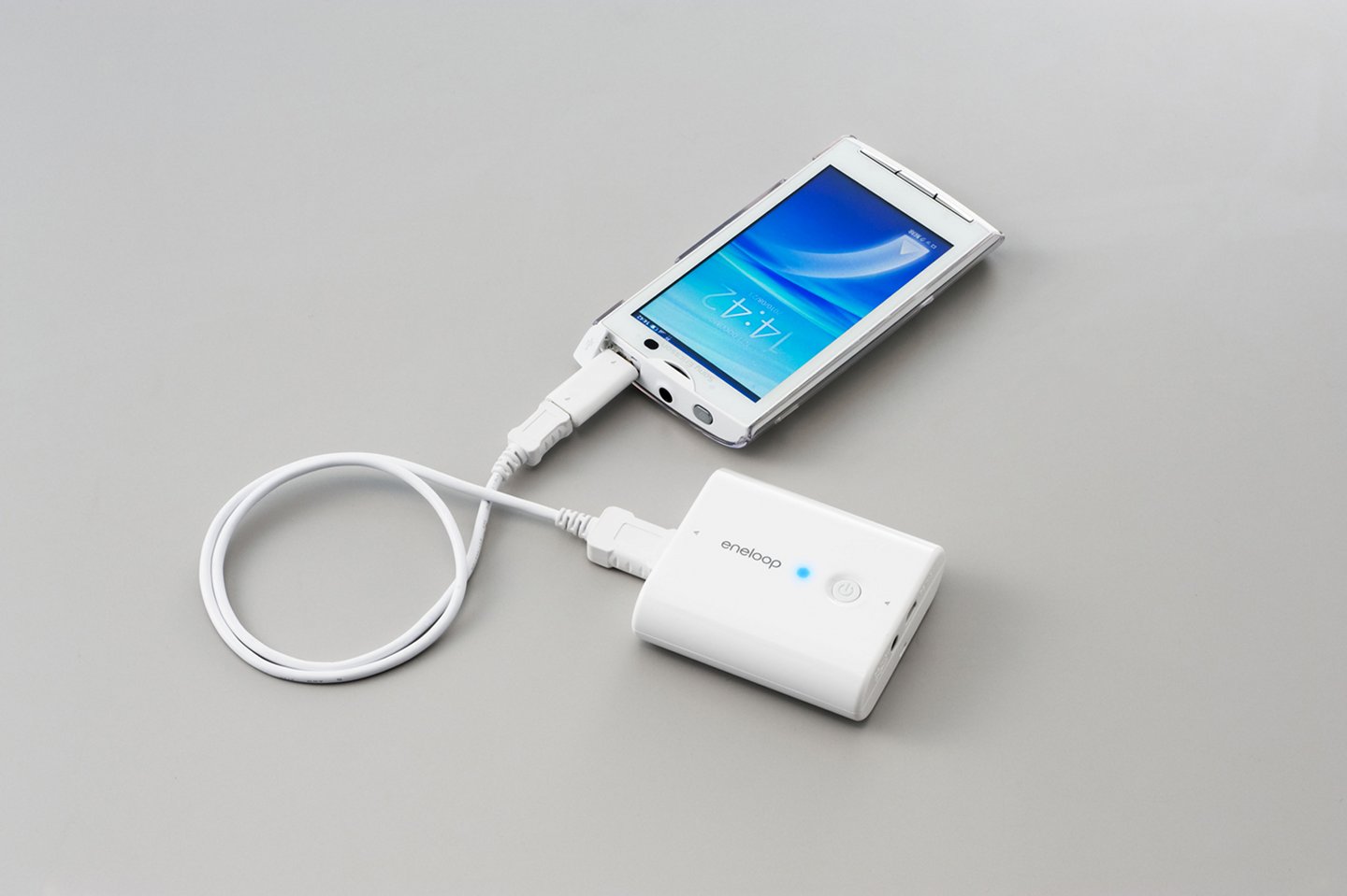 Eneloop Mobile Booster mit Xperia-Smartphone
