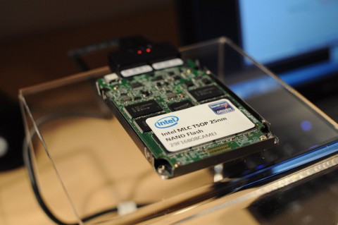 Sandforce-Controller steuert Intels neuen 25-nm-NAND-Flash an.