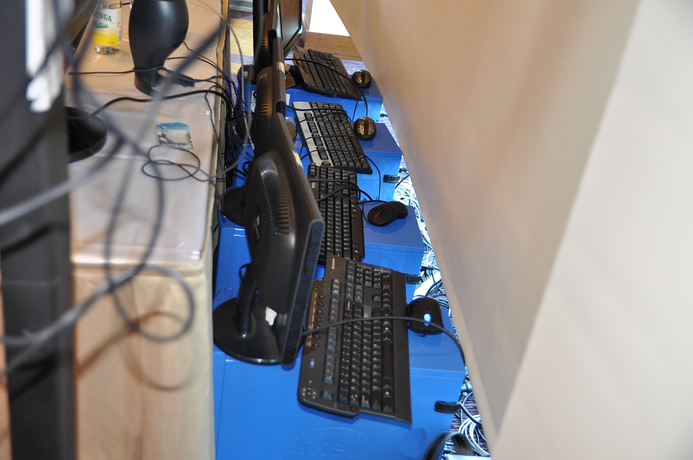 Vier Server mit Knights Ferry auf Basis der Larrabee-Architektur
