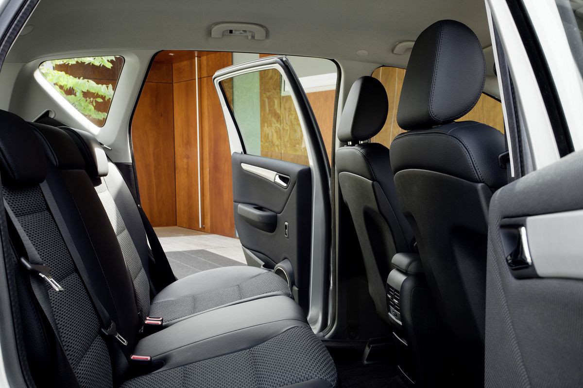 Das liegt darin, dass die Akkus platzsparend... (Foto: Daimler)