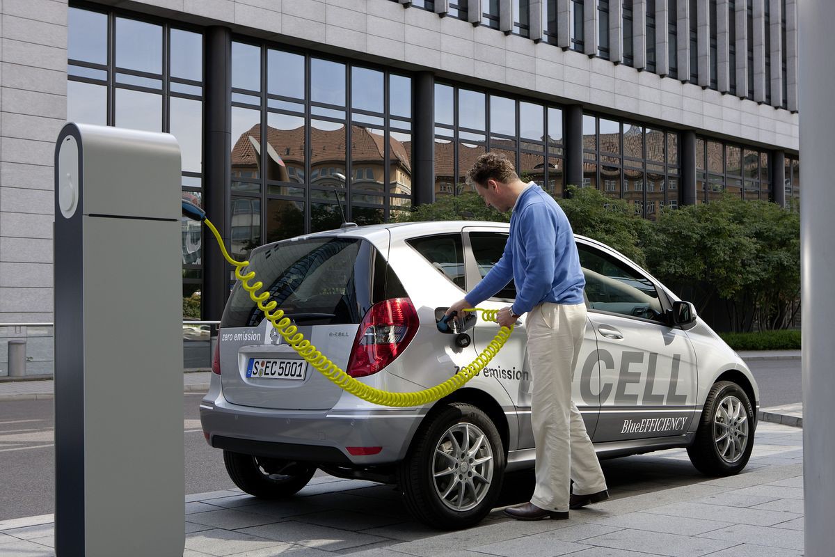 ... oder an der öffentlichen Ladestation. (Foto: Daimler)