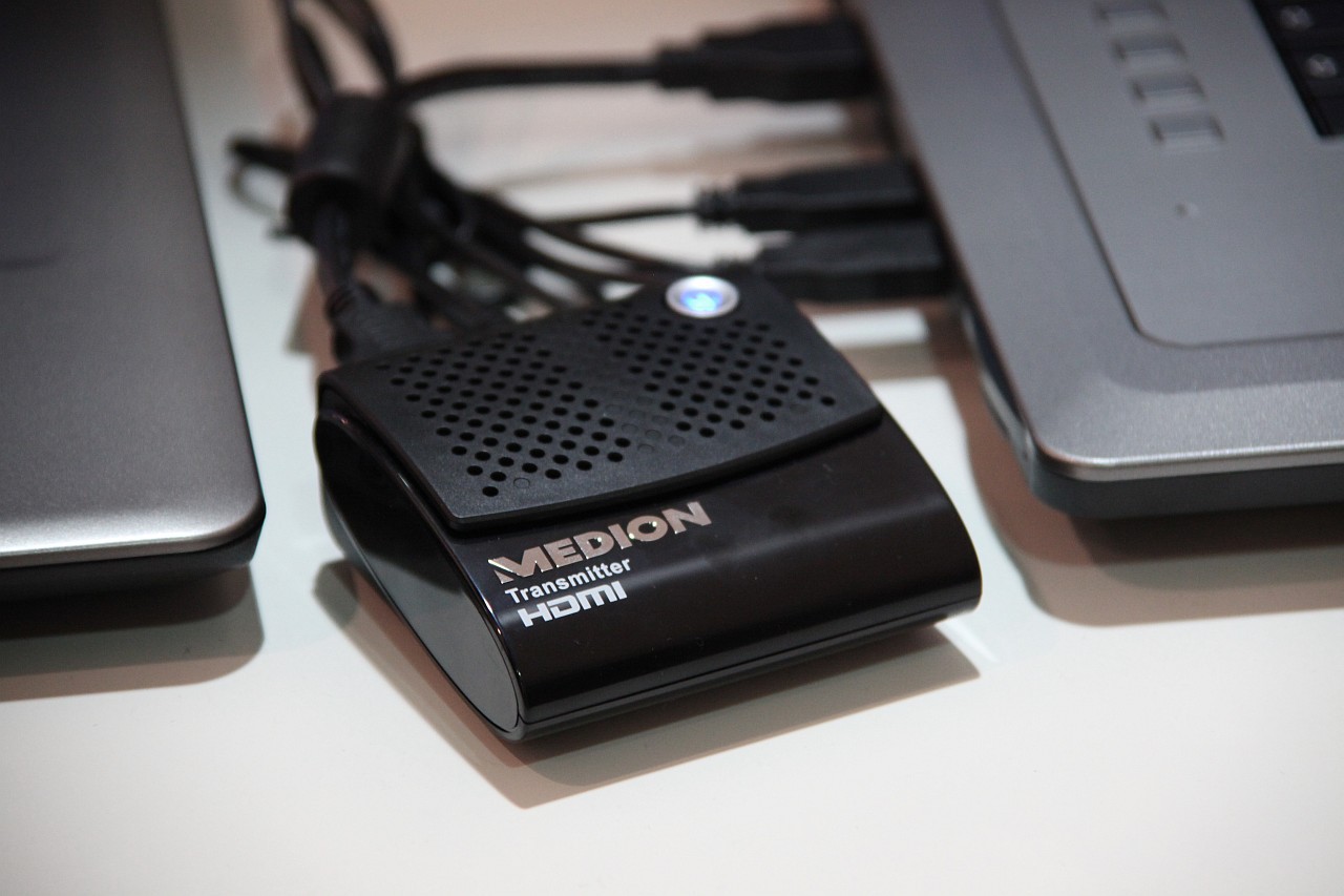 HDMI gefunkt - Sender fürs Notebook wird über USB-Kabelpeitsche mit Strom versorgt.