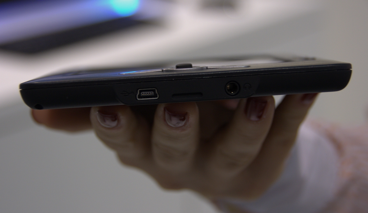 Unter dem Gerät befinden sich der Kopfhörer- und der USB-Anschluss. (Foto: wp)