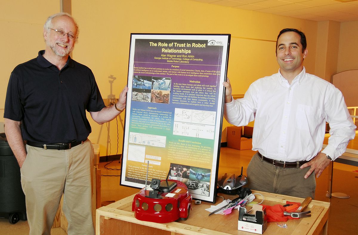 Robotertäuscher: Ronald Arkin (links) und Alan Wagner (Foto: Georgia Tech/ Gary Meek)