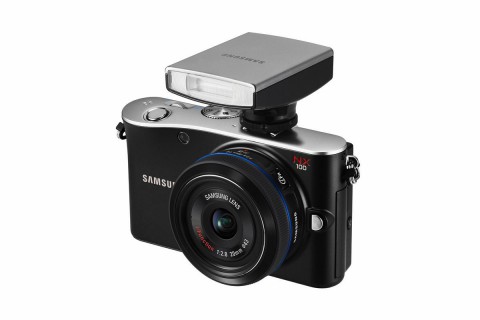 Die NX100 hat keinen eingebauten Blitz - den gibt es als optionales Zubeh&ouml;r. (Foto: Samsung)