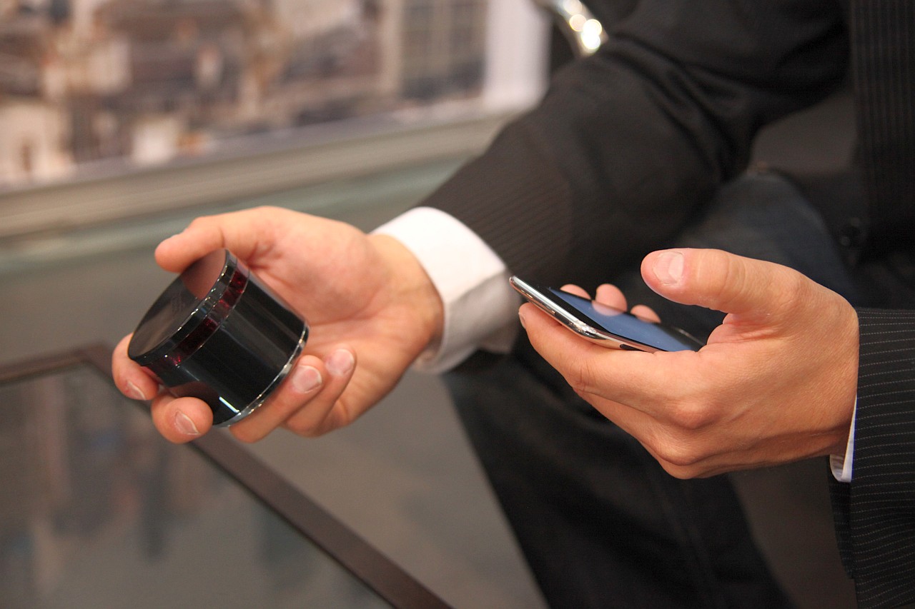 Unityremote - besteht aus Infrarotsender und einer iOS-App. (Foto: ck)