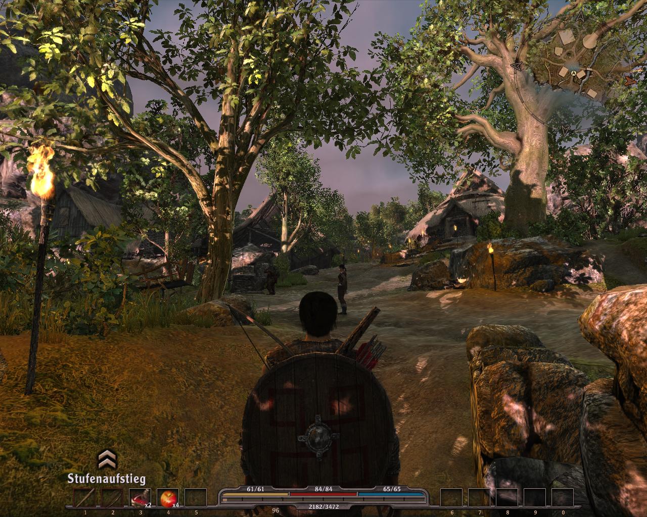 Büsche und Bäume wehen leicht im Wind.