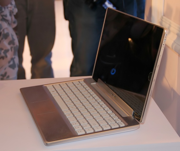 Das Eee Pad EP121 mit angesteckter Tastatur