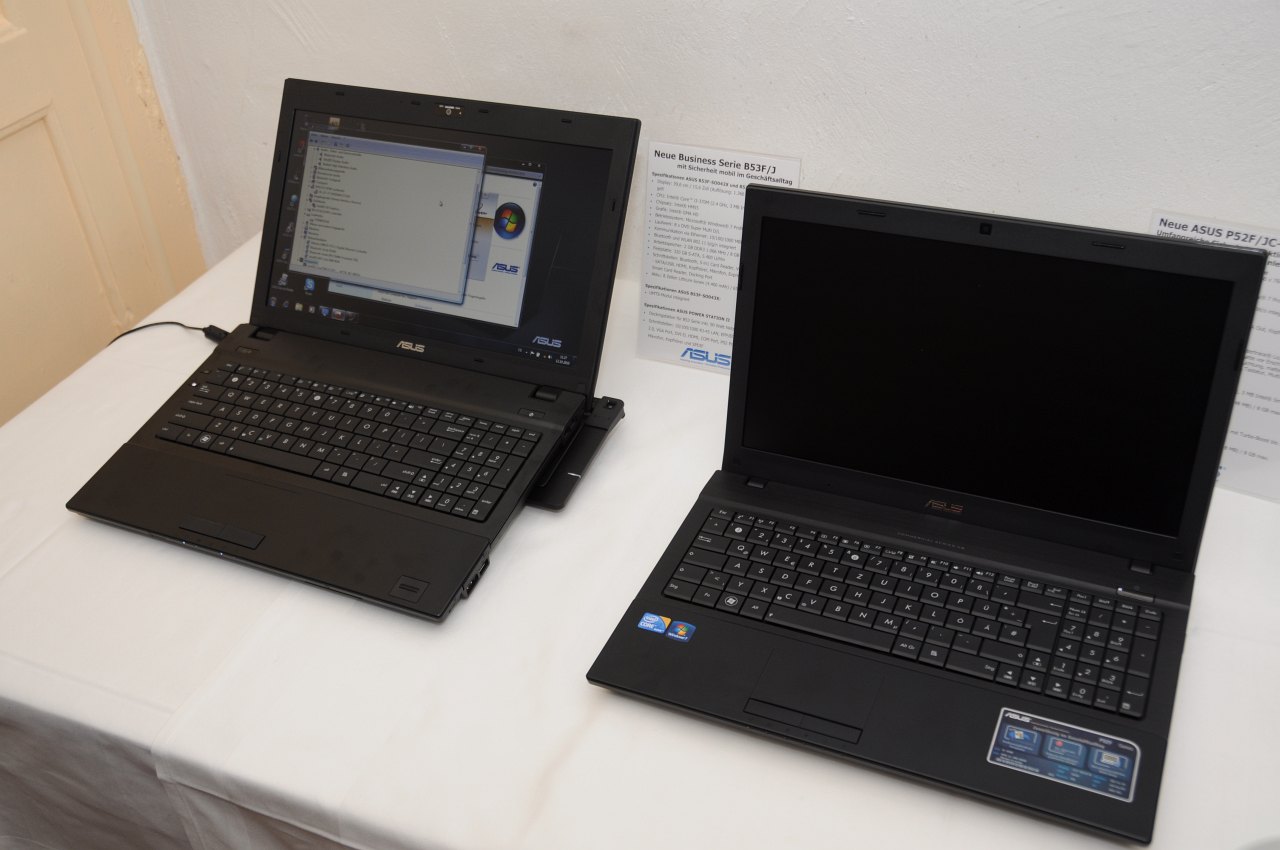 Die Businessserie: Links das B53 im Dock ...