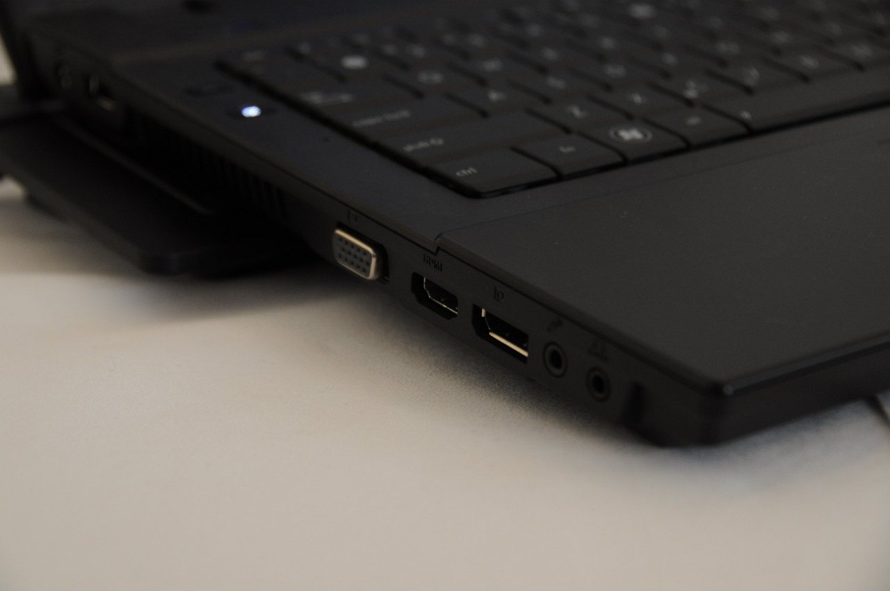 VGA, HDMI und Displayport. Wer DVI ohne Adapter braucht, ...