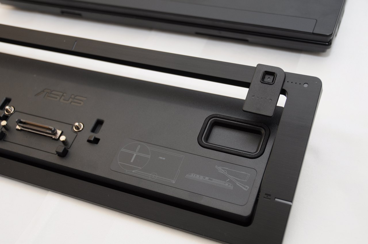 Verschiebbar: Das Dock eignet sich auch für 14-Zoll-Notebooks.