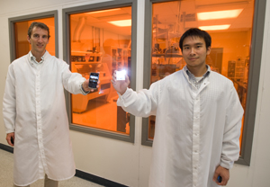 Jason Heikenfeld (links) und Shu Yang zeigen ihre Technik.