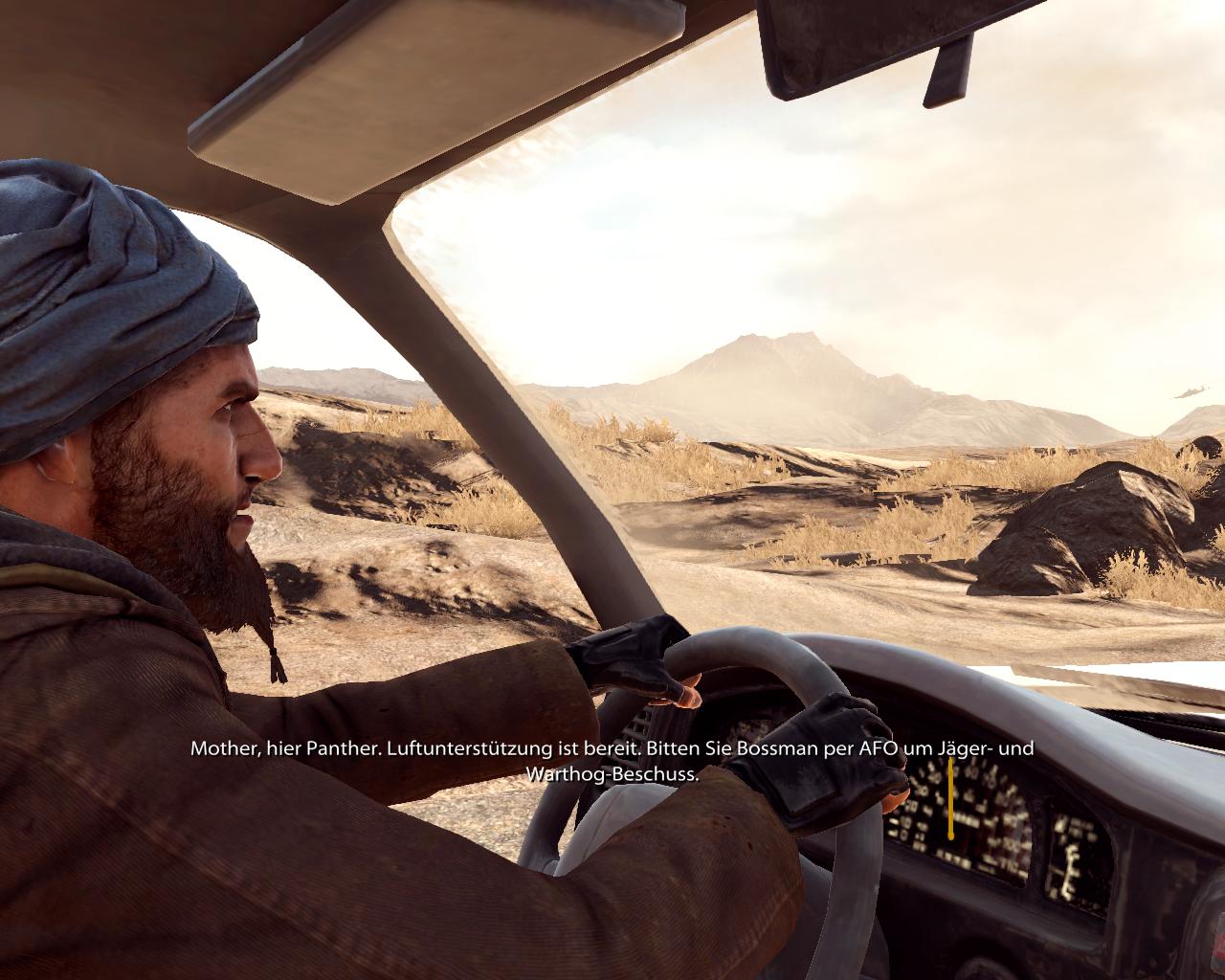 Ein Soldatenkumpel fährt durch die Wüste.