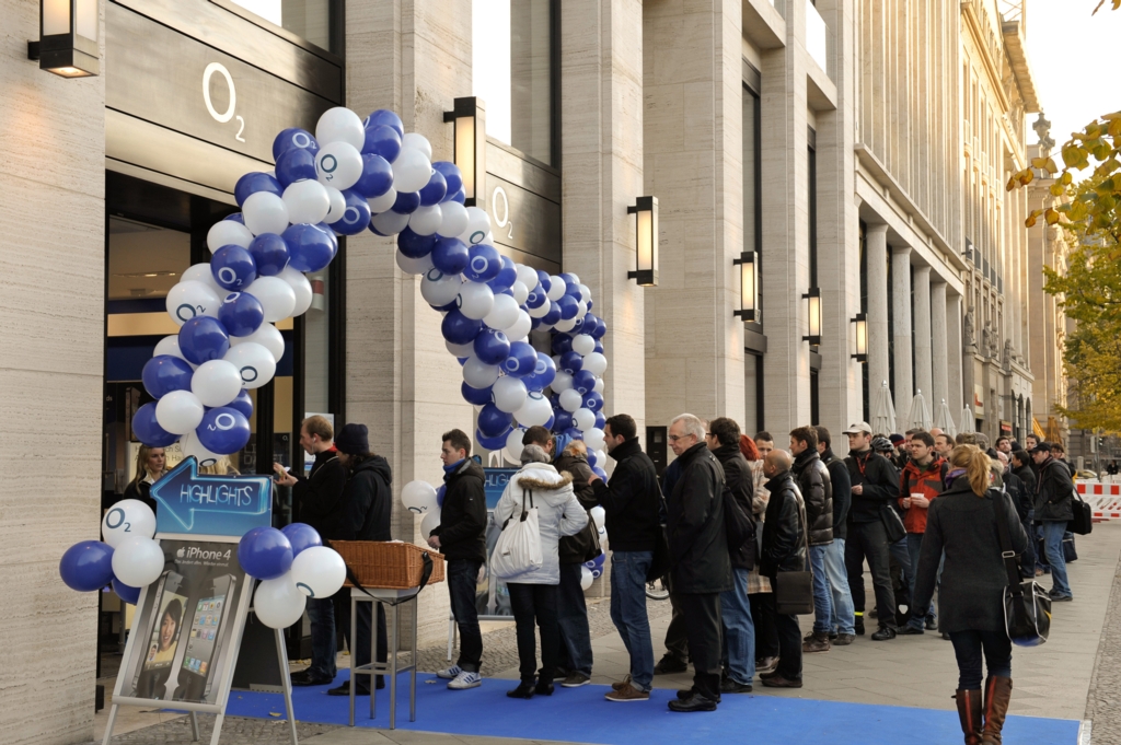 Warteschlange vor dem O2 Flagship Store in Berlin