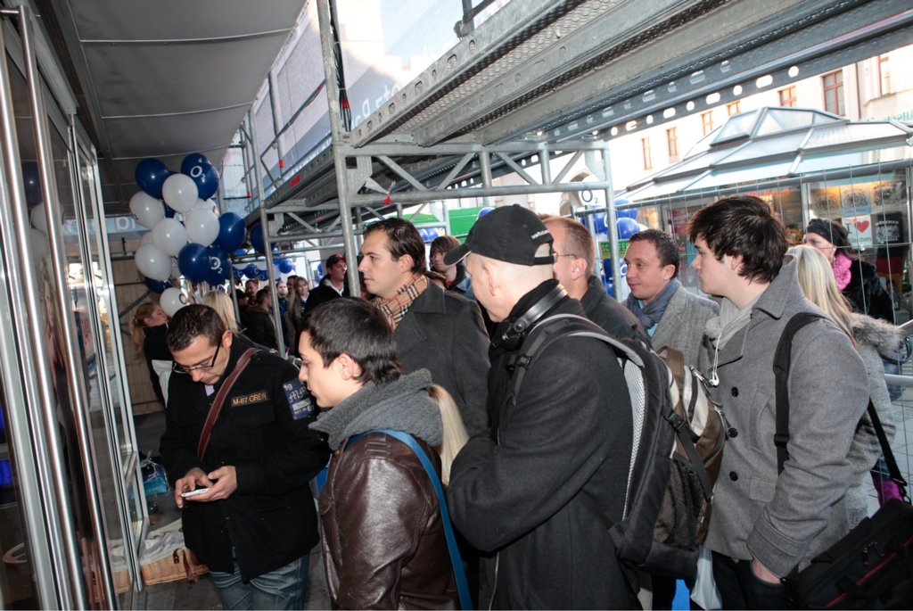 Warteschlange vor dem O2 Flagship Store in München