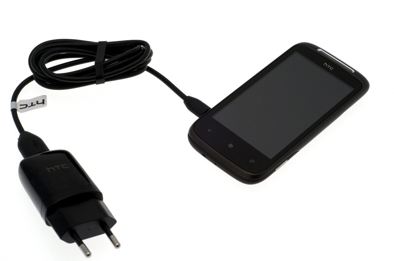 HTC 7 Mozart mit USB-Kabel und Netzteil