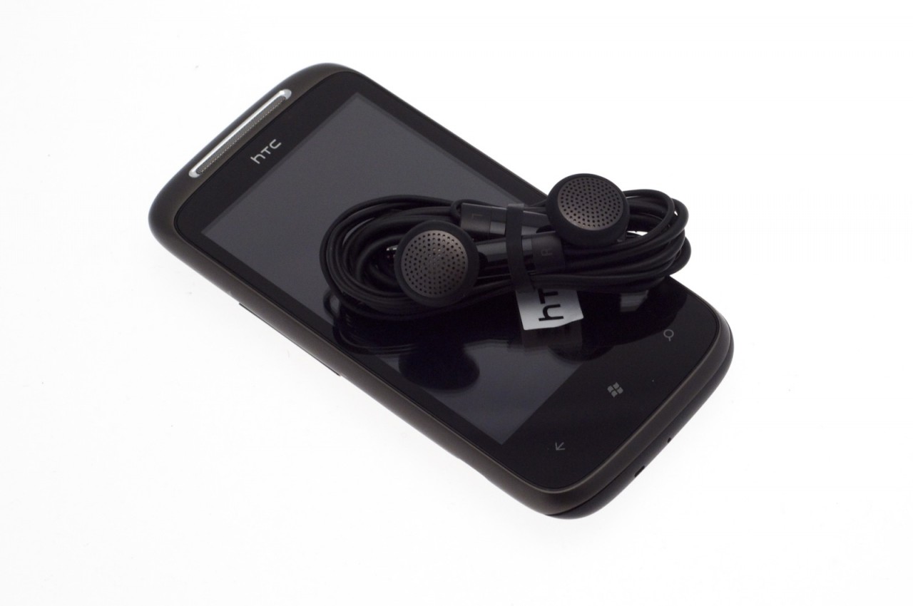 HTC 7 Mozart und mitgeliefertes Stereo-Headset