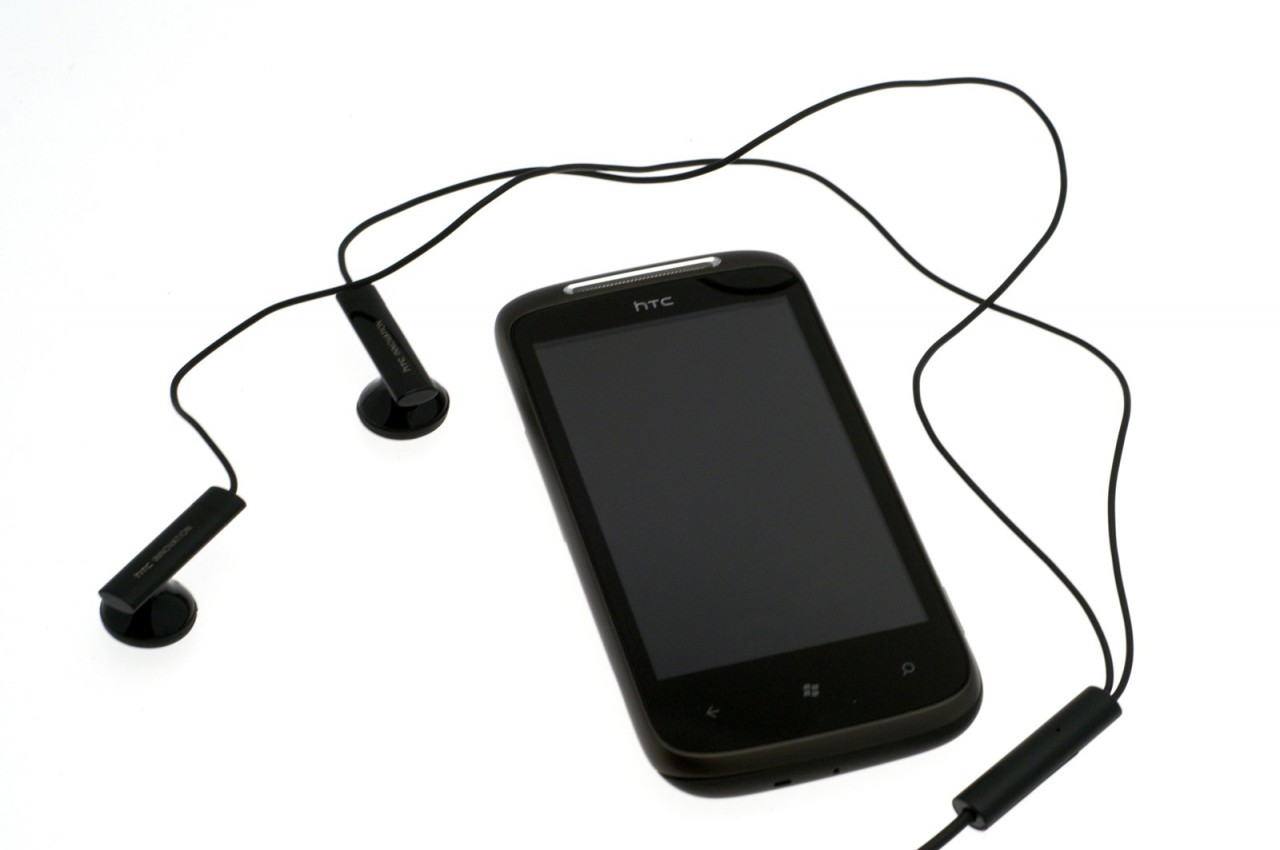 HTC 7 Mozart mit ausgerolltem Stereoheadset