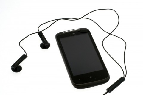 HTC 7 Mozart mit ausgerolltem Stereoheadset