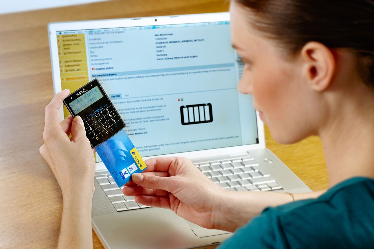Mit dem Gerät kann der Nutzer seine Eingaben verifzieren und die Tan generieren (Foto: Postbank)