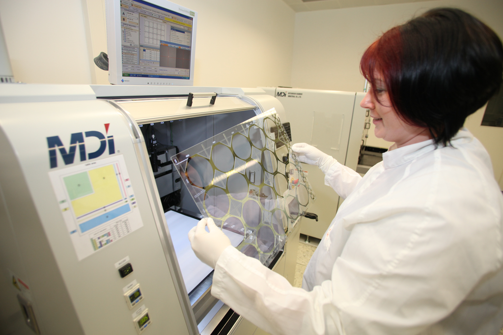 Produktionsarbeiterin mit OLEDs