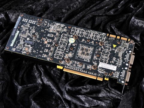 Die R&uuml;ckseite liegt bei der GTX 580 offen