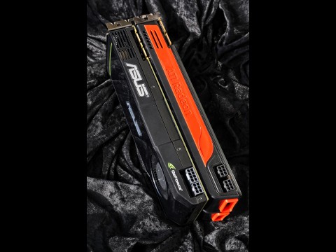 Mit knapp 27 cm k&uuml;rzer als eine 5870 - doch der Gegner hei&szlig;t 6970