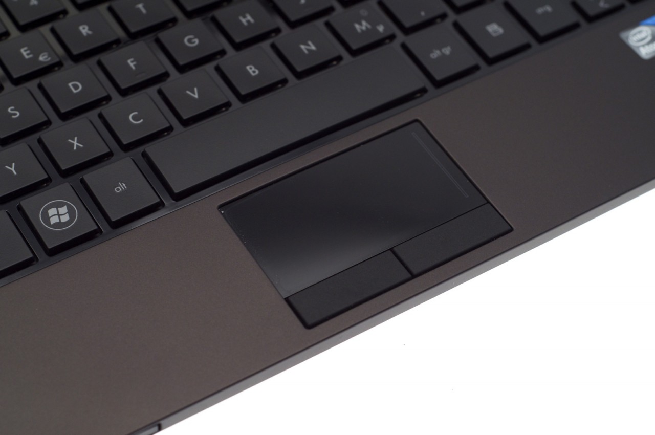 Die Mausersatztasten arbeiten präzise, das Touchpad ist recht klein, aber ausreichend.