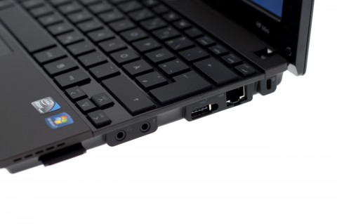 SD-Kartenschacht und GBit-Ethernet auf der rechten Seite