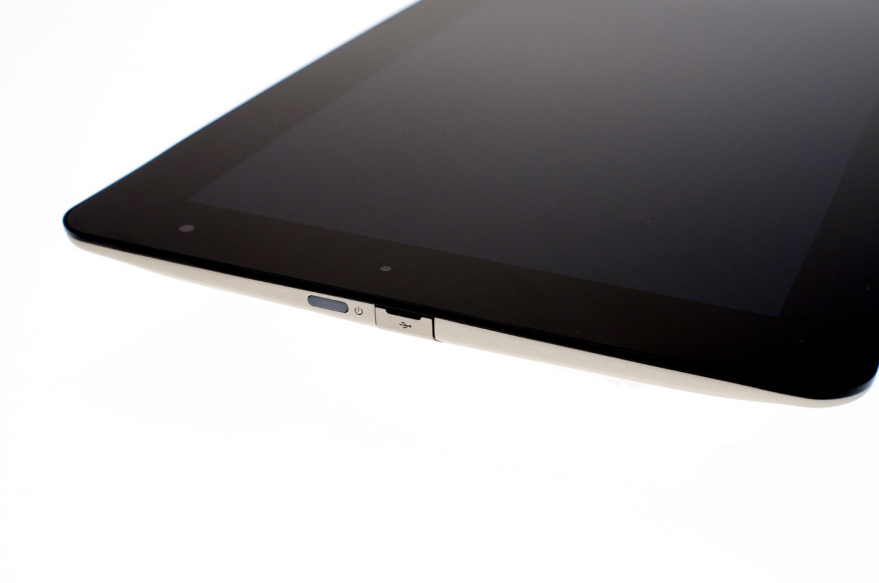 Der USB-Anschluss wird mit einer Klappe...