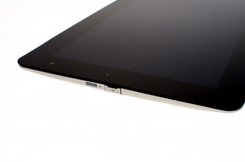 Der USB-Anschluss wird mit einer Klappe...