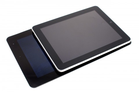 Gr&ouml;&szlig;envergleich: Das iPad ist deutlich kleiner als das Joojoo.