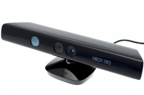 Kinect - mit zwei Infrarot-Tiefensensoren, einer einfachen VGA-Kamera und vier Mikrofonen