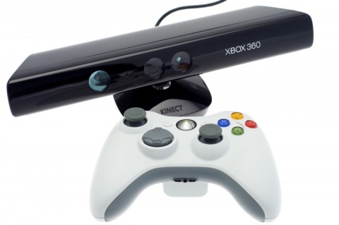 Kinect im Gr&ouml;&szlig;envergleich mit einem Xbox-360-Controller